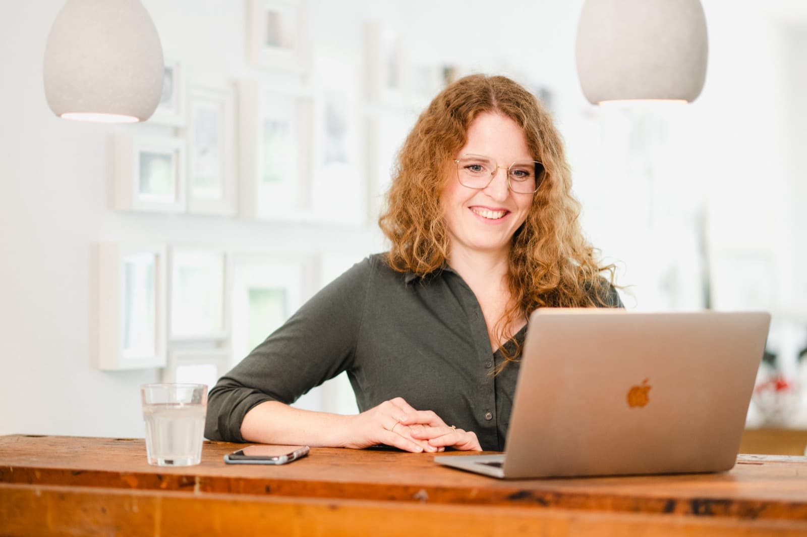 Lisa Engel während einer Online-Beratung am Laptop
